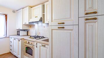 Mikrovågsugn, ugn, spishäll och kaffe- och tebryggare