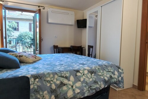 GuestHost - Beautiful studio of 25 square meters located on the first floor of a building without elevator (6 steps to access), can comfortably accommodate up to 2 people.The property is located in the historic center (Restricted Traffic Zone), just outs
