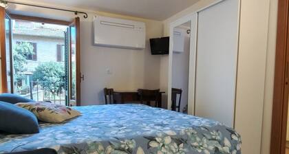 GuestHost - Beautiful studio of 25 square meters located on the first floor of a building without elevator (6 steps to access), can comfortably accommodate up to 2 people.The property is located in the historic center (Restricted Traffic Zone), just outs