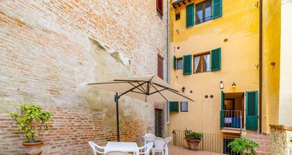 Beautiful studio of 25 square meters located on the first floor of a building without elevator (6 steps to access), can comfortably accommodate up to 2 people.The property is located in the historic center (Restricted Traffic Zone), just outside San Marc
