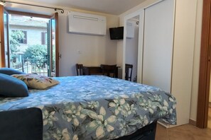 1 dormitori, planxa i posts de planxar i Internet 