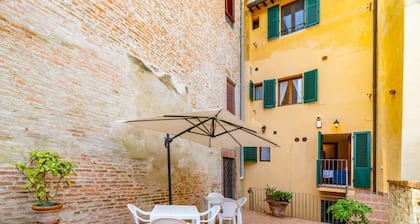 GuestHost - Beautiful studio of 25 square meters located on the first floor of a building without elevator (6 steps to access), can comfortably accommodate up to 2 people.The property is located in the historic center (Restricted Traffic Zone), just outs