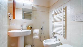 Doccia, asciugacapelli, bidet