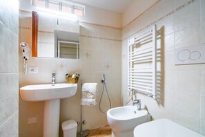 Dutxa, assecador de cabells i bidet