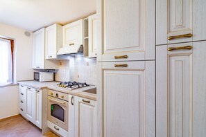 Microwave, oven, stovetop, coffee/tea maker