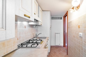 Microwave, oven, stovetop, coffee/tea maker