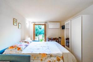 1 chambre, fer et planche à repasser, accès Internet