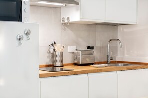 Kühlschrank, Mikrowelle, Herdplatte, Geschirrspüler