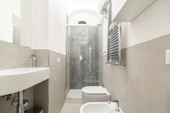 Douche, sèche-cheveux, bidet, serviettes fournies