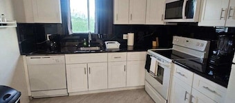 Chic 2BR Oasis: Prime Locale!