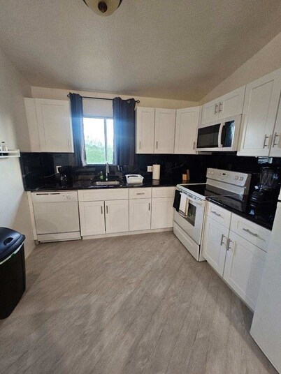 Chic 2BR Oasis: Prime Locale!