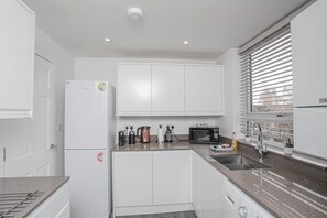 Geladeira, micro-ondas, fogão, cooktop