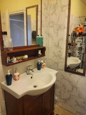 Haartrockner, Handtücher, Seife, Shampoo