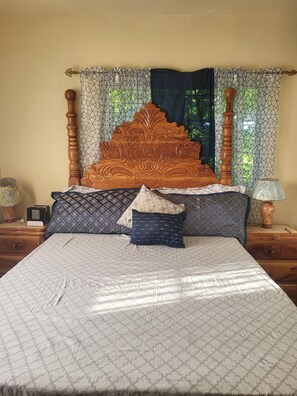 1 dormitorio, caja fuerte, escritorio y tabla de planchar con plancha