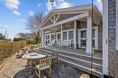 Large, modern Cape Cod style cottage in oceanside charming town