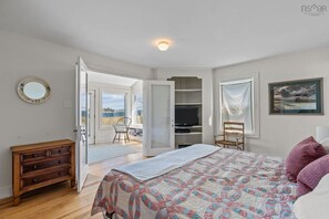 4 habitaciones, tabla de planchar con plancha, wifi y ropa de cama 
