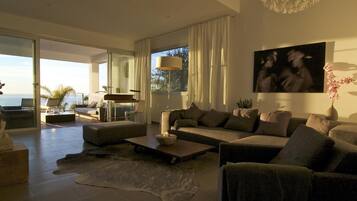 Televisión, chimenea, reproductor de DVD y estéreo