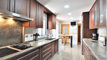 Een koelkast, een microgolfoven, een oven, een kookplaat