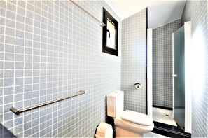 淋浴设施、吹风机、毛巾