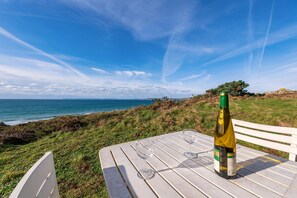 Outdoor dining - Studio Apartment 'Vue Sur Mer' with Sea View, Private Terrace and Wi-Fi (Plomodiern)