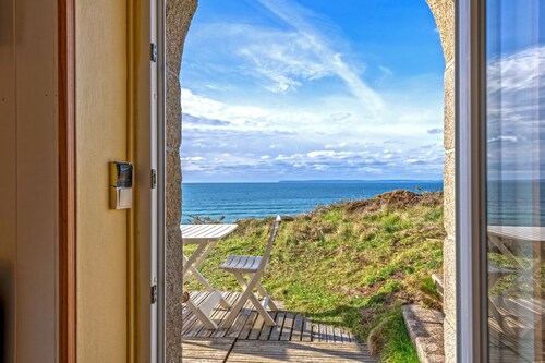 Studio Apartment 'Vue Sur Mer' with Sea View, Private Terrace and Wi-Fi