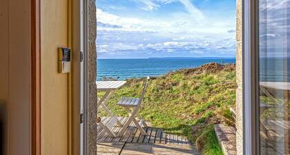 Studio Apartment 'Vue Sur Mer' with Sea View, Private Terrace and Wi-Fi