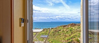 Studio Apartment 'Vue Sur Mer' with Sea View, Private Terrace and Wi-Fi