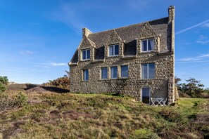 Exterior - Studio Apartment 'Vue Sur Mer' with Sea View, Private Terrace and Wi-Fi (Plomodiern)