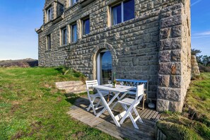 Outdoor dining - Studio Apartment 'Vue Sur Mer' with Sea View, Private Terrace and Wi-Fi (Plomodiern)