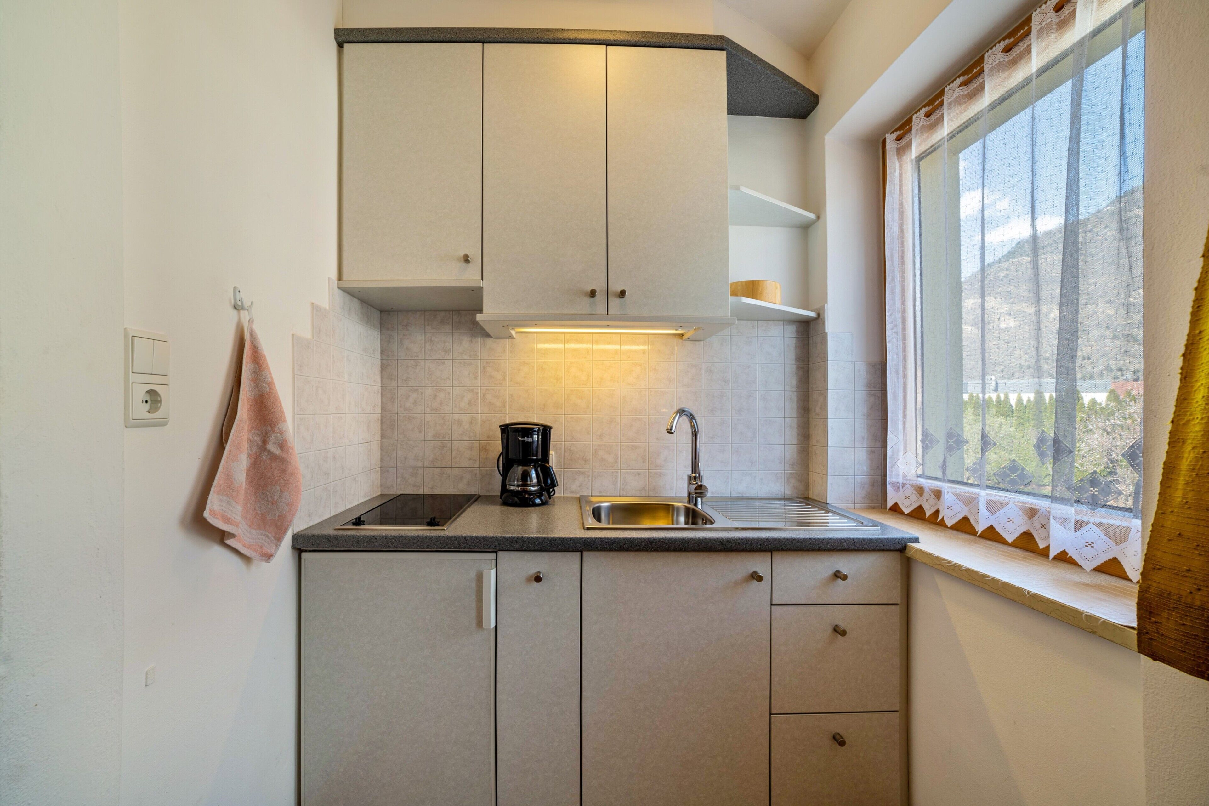 Kühlschrank, Herdplatte, Wasserkocher mit Kaffee-/Teezubehör