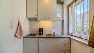 Kühlschrank, Herdplatte, Wasserkocher mit Kaffee-/Teezubehör