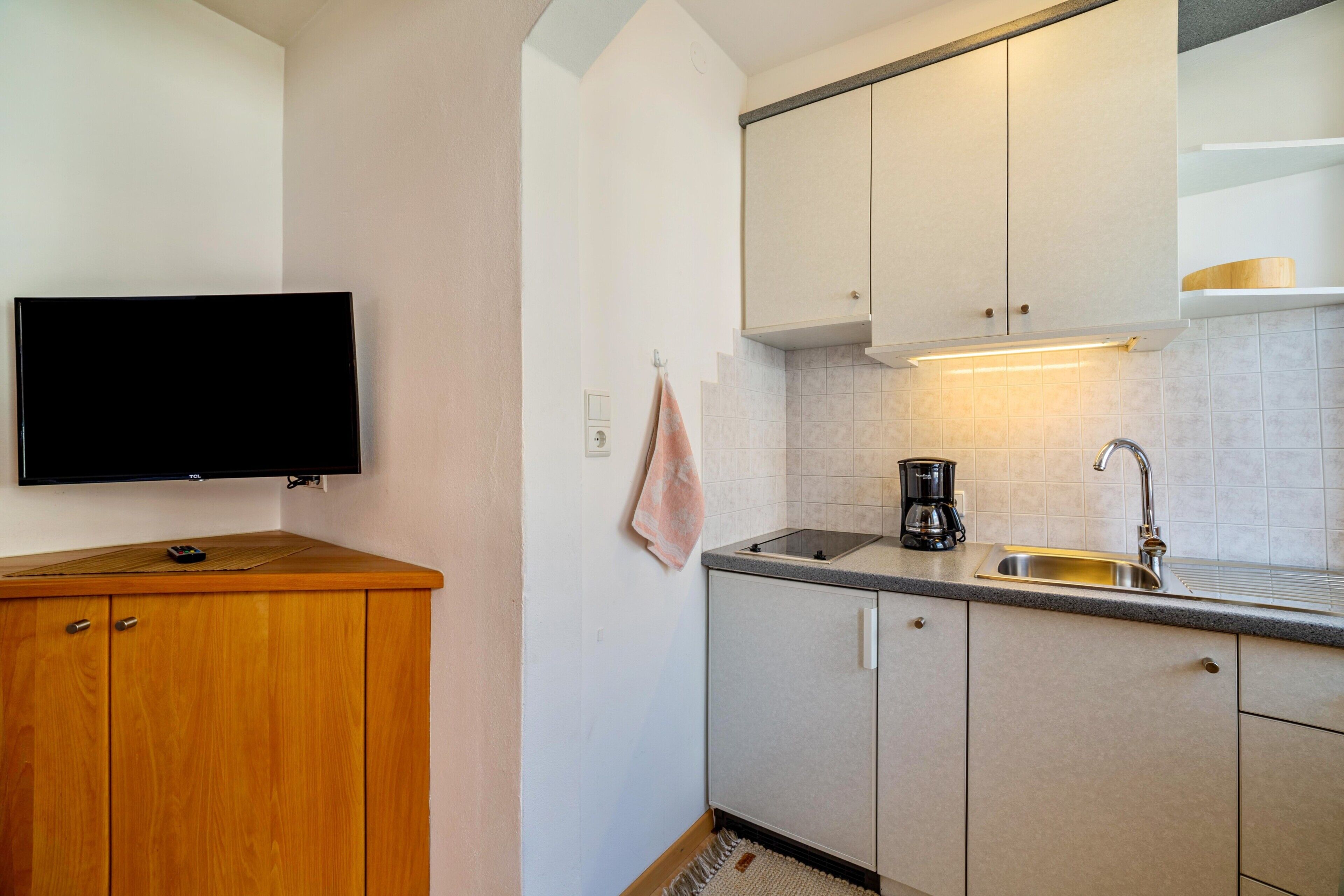 Kühlschrank, Herdplatte, Wasserkocher mit Kaffee-/Teezubehör