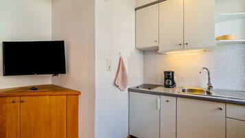 Kühlschrank, Herdplatte, Wasserkocher mit Kaffee-/Teezubehör