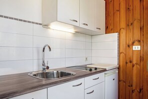 Refrigerador, parrilla de estufa, cafetera y tetera y tetera eléctrica 