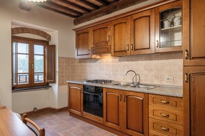 Frigorífico, horno, placa de cocina y cafetera o tetera