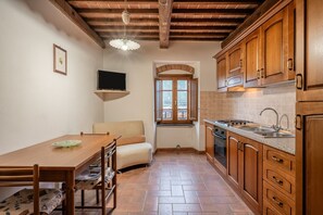 Fridge, oven, stovetop, coffee/tea maker - Farmhouse 'Agriturismo Fadanelli - Il Granaio' with Shared Pool, Shared Garden and Wi-Fi (Lamporecchio)