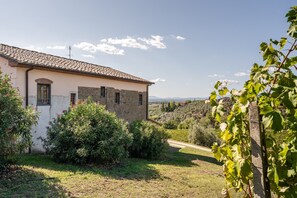 Property grounds - Farmhouse 'Agriturismo Fadanelli - Il Granaio' with Shared Pool, Shared Garden and Wi-Fi (Lamporecchio)