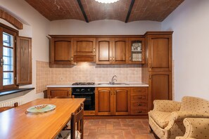 Refrigerador, horno, placa de cocina, cafetera/tetera