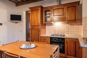 Réfrigérateur, four, plaque de cuisson, cafetiÚre/bouilloire