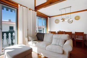 TV - Apartment 'A Casa Da Concha' with Sea View, Balcony and Wi-Fi (M.nha Grande)
