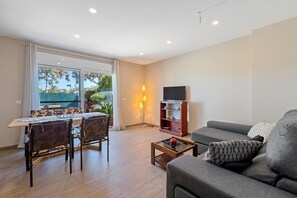 TV - Holiday Home 'Villa Marina' with Shared Pool, Private Terrace and Air Conditioning (Cambrils)