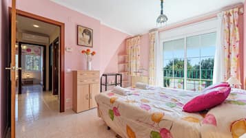 3 bedrooms, iron/ironing board, free WiFi, bed sheets