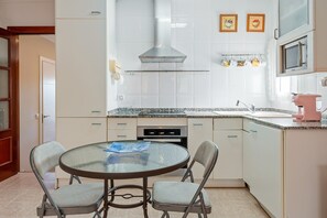 Fridge, microwave, oven, stovetop - Holiday Home 'Villa Marina' with Shared Pool, Private Terrace and Air Conditioning (Cambrils)