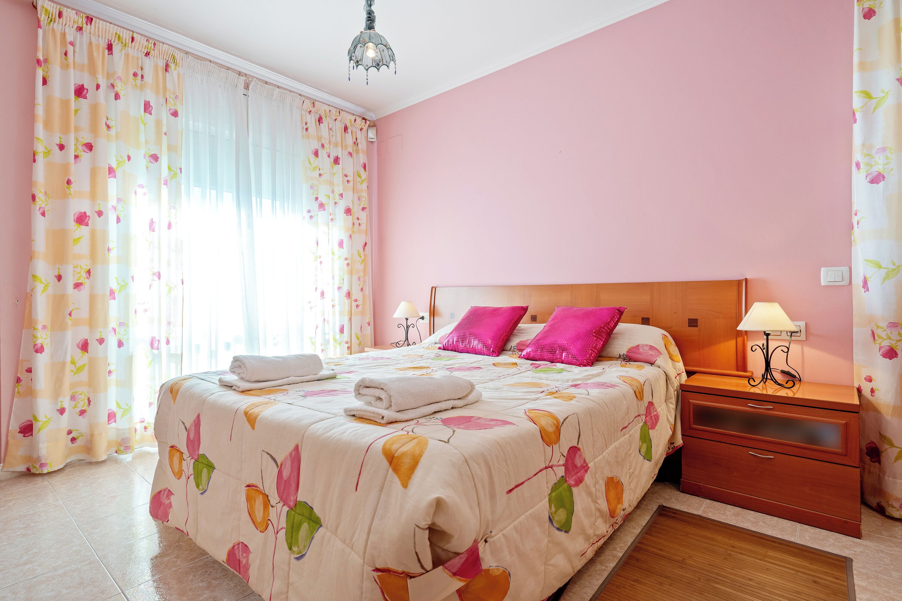 3 slaapkamers, een strijkplank/strijkijzer, gratis wifi, beddengoed