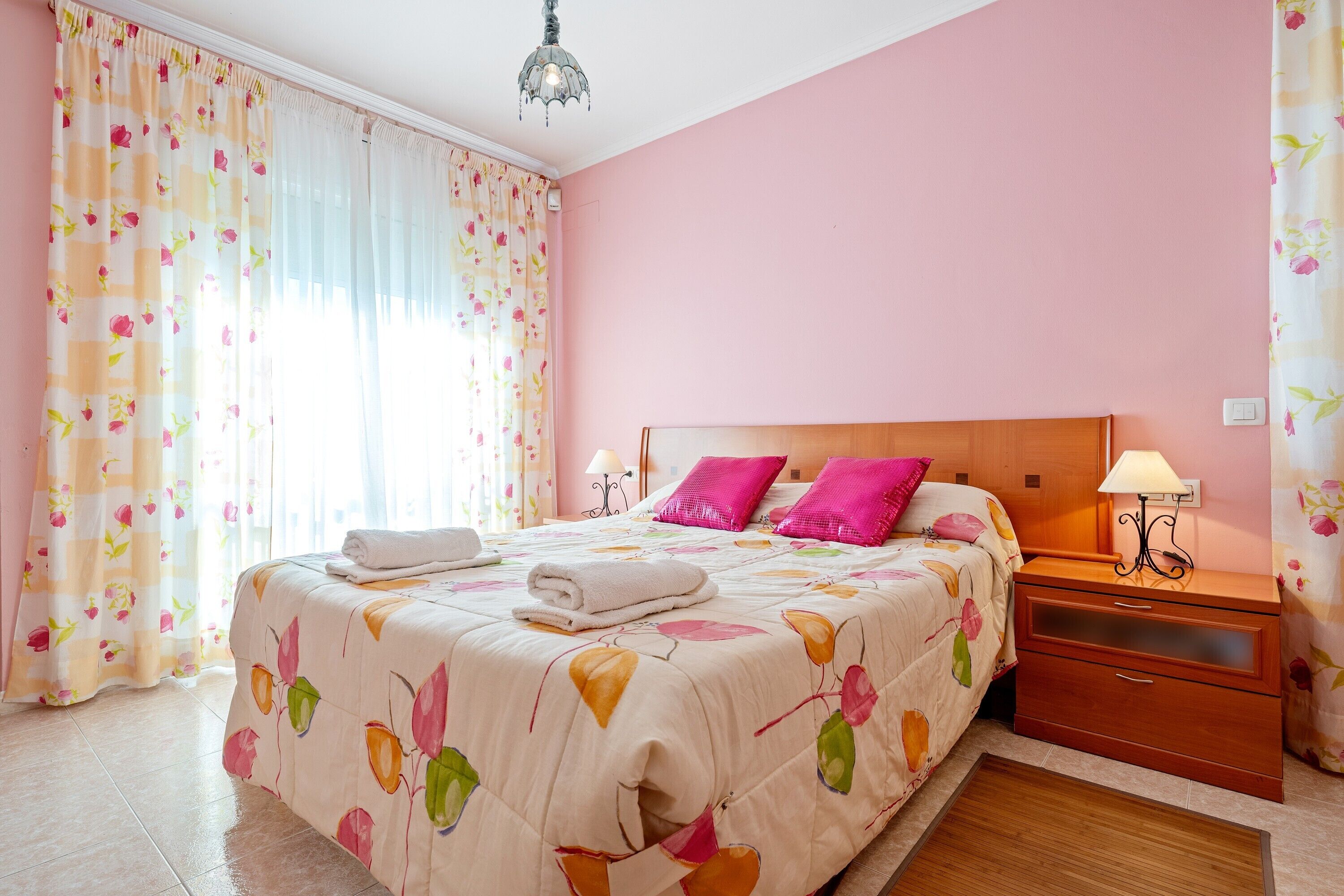 3 室のベッドルーム、アイロン / アイロン台、WiFi (無料)、ベッドシーツ