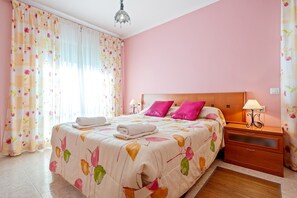 3 bedrooms, iron/ironing board, free WiFi, bed sheets - Holiday Home 'Villa Marina' with Shared Pool, Private Terrace and Air Conditioning (Cambrils)