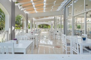 Outdoor dining - Apartment 'Evripides Family One -bedroom 1' with Shared Pool, Shared Garden and Air Conditioning (Kardamaina)