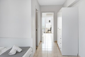 Une chambre d’hôtel avec un lit, une armoire et une vue sur le balcon.