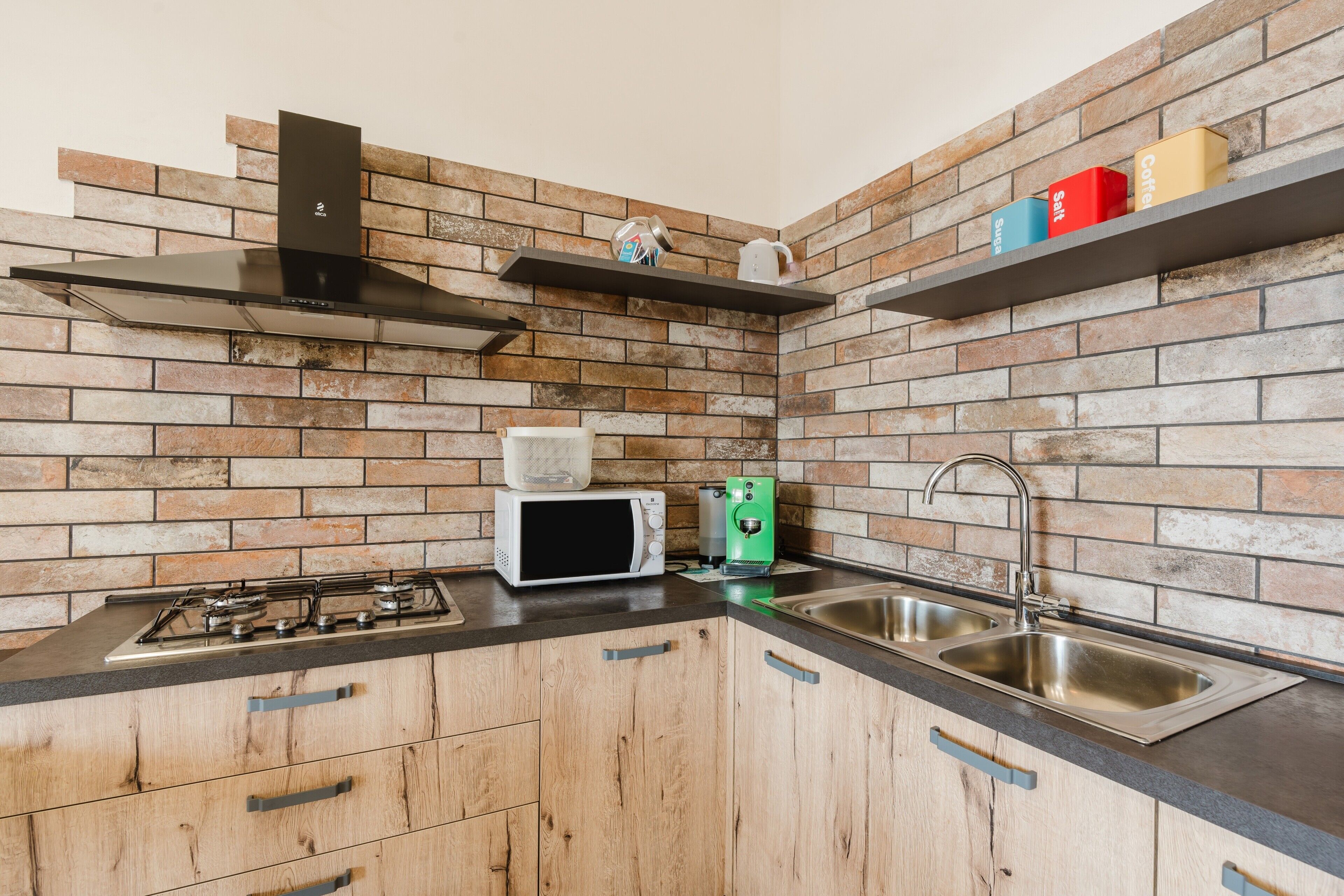 Réfrigérateur, micro-ondes, plaque de cuisson, cafetière/bouilloire