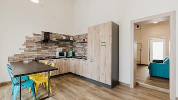 Kühlschrank, Mikrowelle, Herdplatte, Wasserkocher mit Kaffee-/Teezubehör